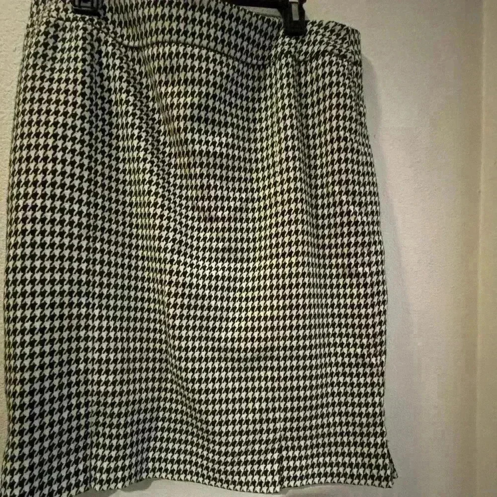 Black/white checkered skirt